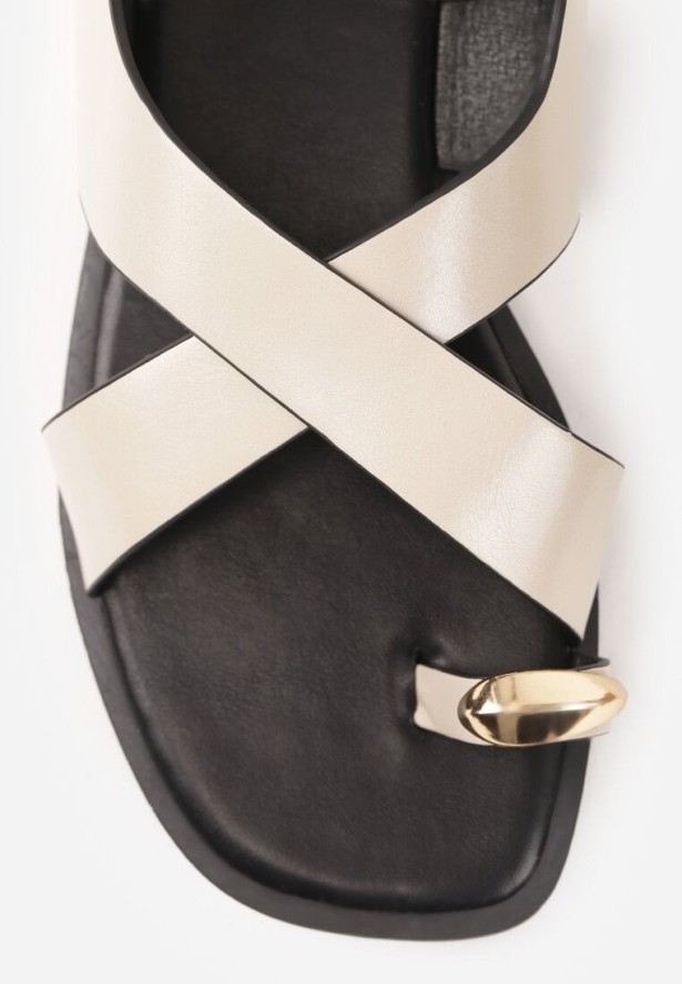 Beżowe Sandały w Stylu Japonek Ozdobione Metaliczną Aplikacją Carover