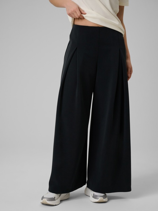 4F Spodnie dresowe z szerokimi nogawkami modalem damskie - czarne M