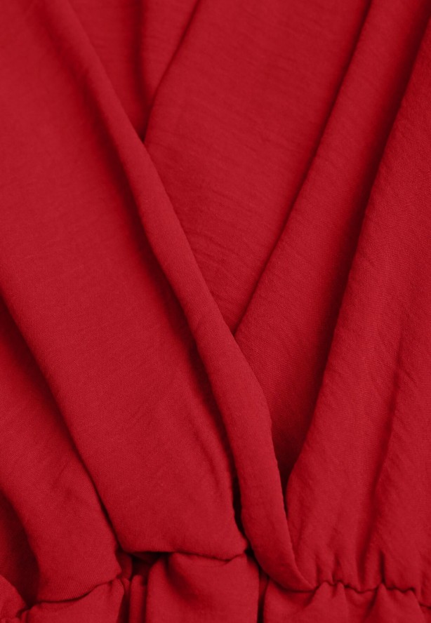 Czerwona Kopertowa Asymetryczna Sukienka Koktajlowa z Wiskozą Ozdobiona Paskiem Lanoresa