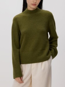 Sweter z niskim golfem - oliwkowy