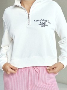 Bluza polo z haftowanym napisem - kremowy