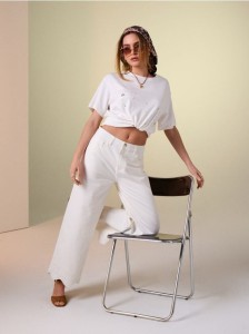 Jeansy wide leg mid waist z ażurowym wykończeniem nogawki - kremowy
