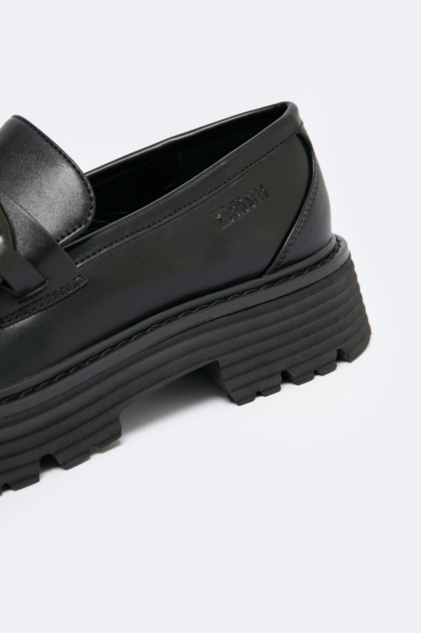 Mokasyny damskie loafersy z ozdobnym łaŅcuchem czarne LL274580 906