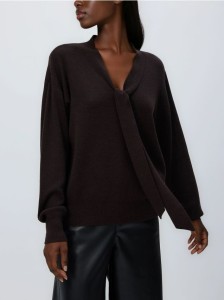 Sweter z ozdobnym wiązaniem - brązowy