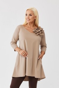 Asymetryczna beżowa tunika Florina z wydłużonym tyłem i odpinanym kwiatem PLUS SIZE XXL OVERSIZE JESIEŃ