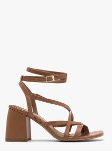 Jasnobrązowe sandały typu japonki na masywnym obcasie