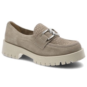 Półbuty damskie Lemar, wykonane ze skóry zamszowej z tłoczoną fakturą na przodzie metalową klamrą i grubą podeszwą, taupe-srebrne, 20089-W