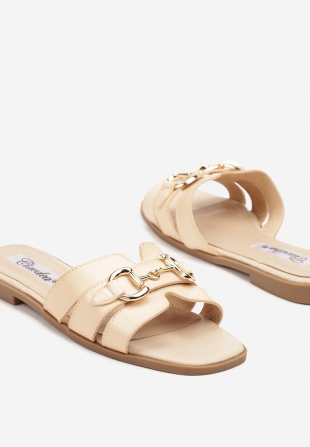 Beżowe Klapki Ozdobione Metaliczną Klamrą Fenusea