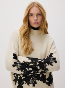 Sweter z ozdobną aplikacją - kremowy