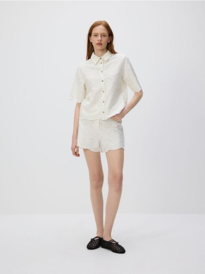 Szorty z haftem - złamana biel