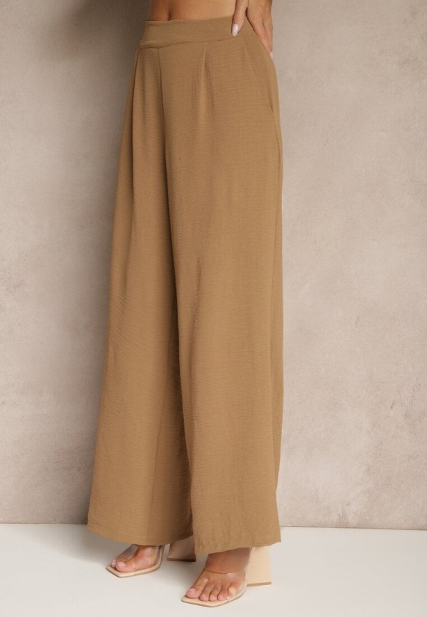 Jasnobrązowy Komplet Spodnie o Szerokim Kroju i Asymetryczna Bluzka Ralinessa