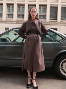 Dwurzędowy trencz z paskiem - brązowy