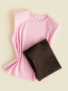 T-shirt z poduszkami na ramionach - różowy