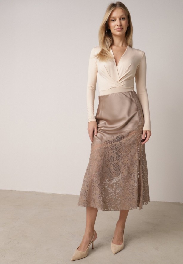 Beżowa Spódnica z Satyny z Koronką i Rozcięciem na Nogę Doritana