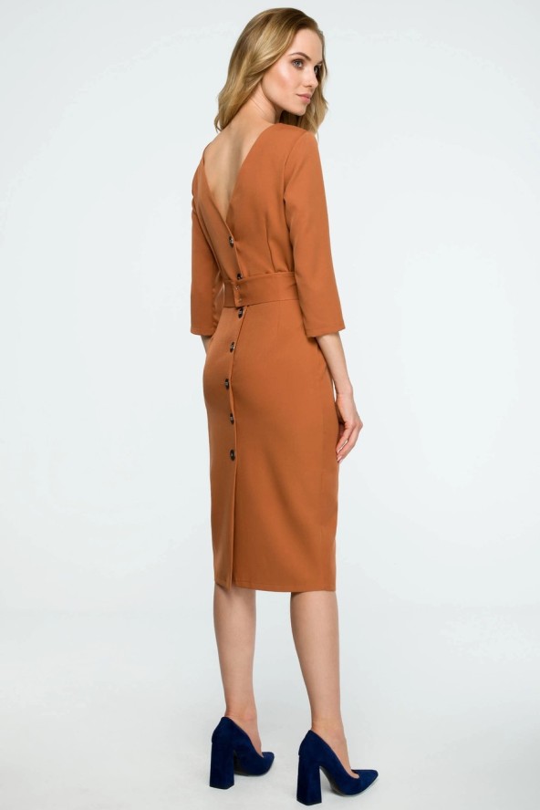 Sukienka ołówkowa midi z dekoltem V na plecach brązowa
