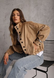 Jasnobrązowa Kurtka Bomber Jacket Ozdobiona Guzikami Quilimi