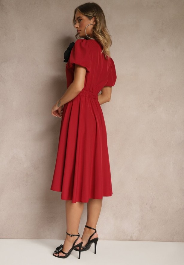 Bordowa Rozkloszowana Sukienka Vices Ozdobiona Odpinanym Kwiatem 3D Koleira