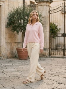 Sweter z kołnierzem - różowy