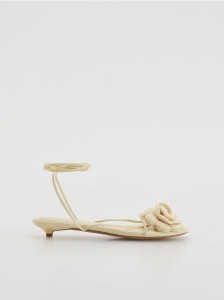 Sandały z wiązaniem wokół kostki - złamana biel