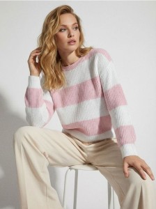 Sweter w paski - różowy
