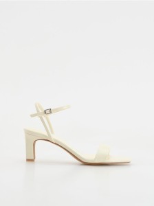 Sandały na obcasie - biały