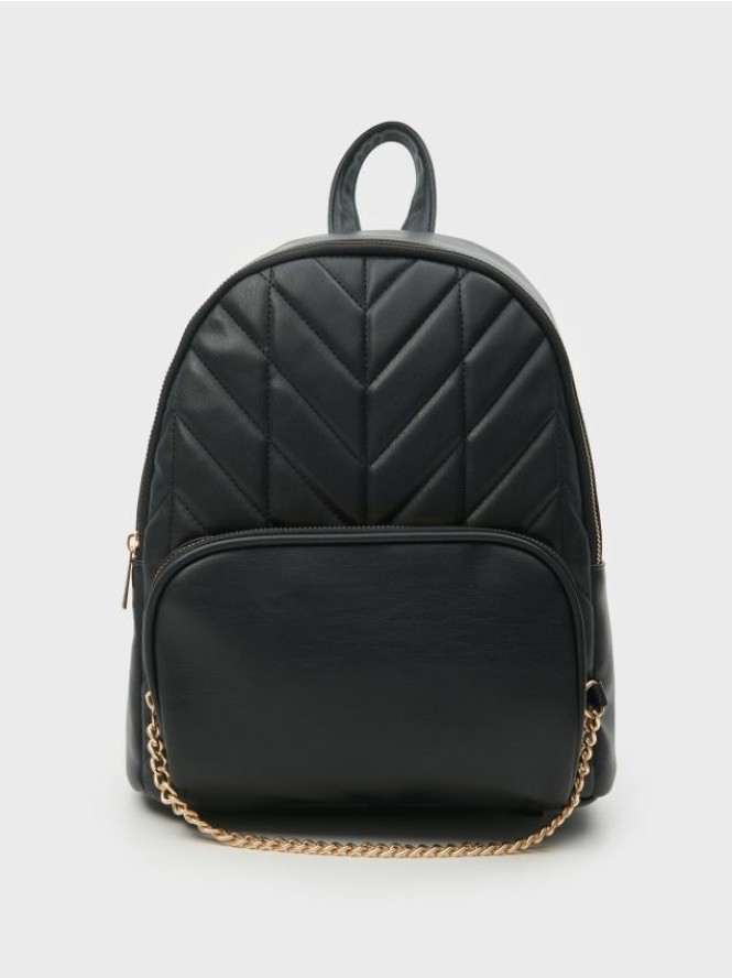 Pikowany plecak z ozdobnym łańcuszkiem - czarny