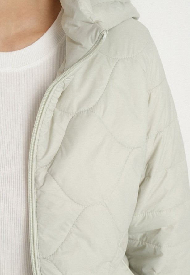 Jasnozielona Kurtka Taliowana z Ozdobnym Pikowaniem i Kapturem Alomea