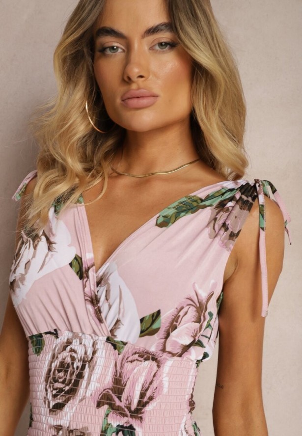 Jasnoróżowy Kombinezon o Taliowanym Kroju Bez Rękawów w Kwiaty Senivia