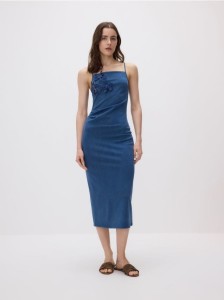 Sukienka z kwiatową aplikacją - niebieski