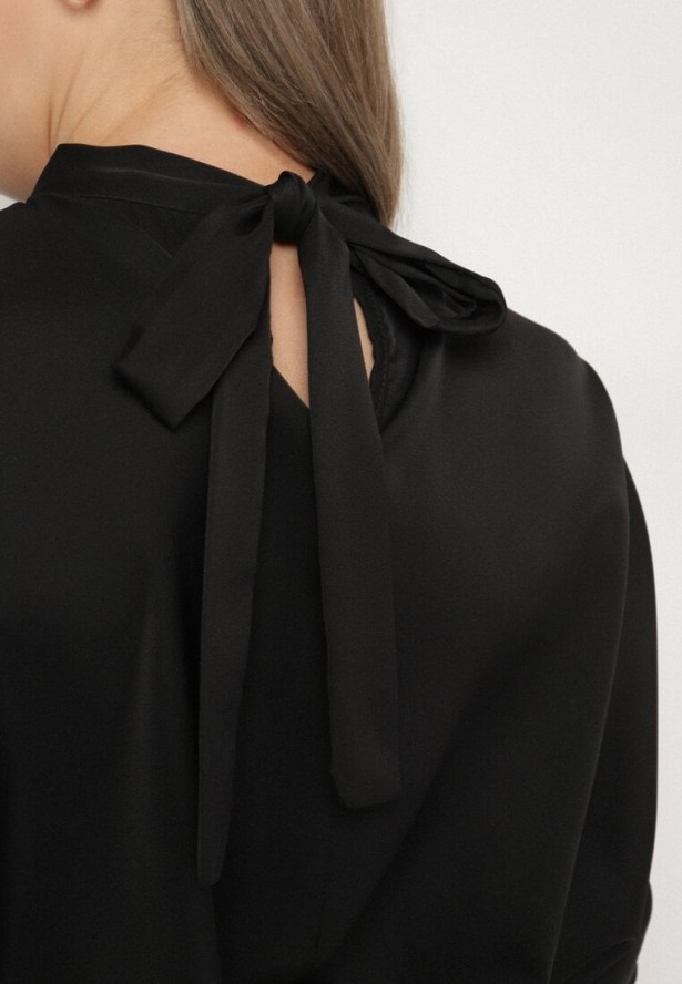 Czarna Bluzka Ozdobiona Stójką i Wiązaniem Rinelea