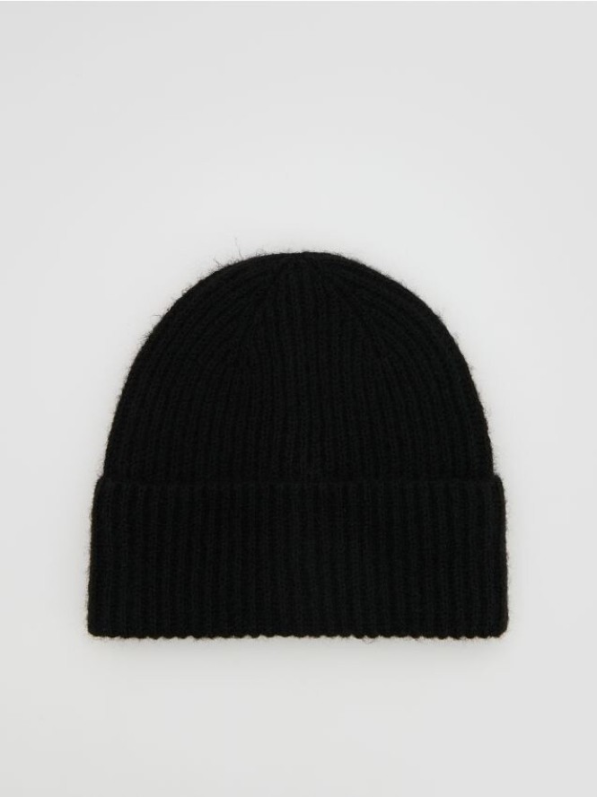 Prążkowana czapka beanie - czarny