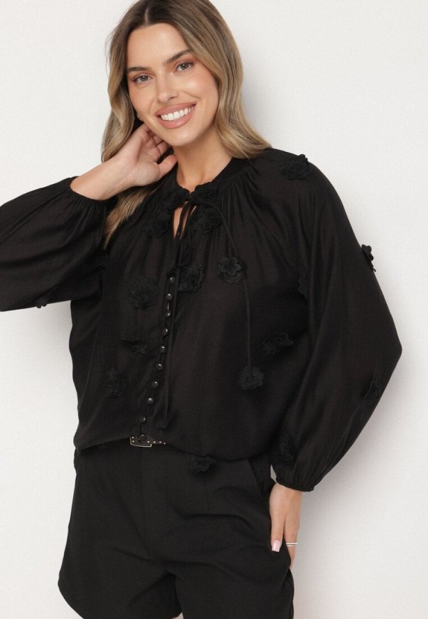 Czarna Koszula z Wiskozy Zdobiona Kwiatowymi Aplikacjami i Wiązaniem Sadevire