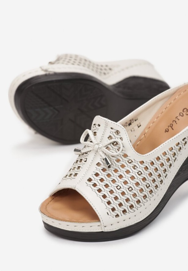 Beżowe Klapki na Niewysokim Koturnie z Szerokim Ażurowym Paskiem Hotali