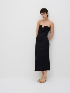 Kreszowana sukienka midi z detalem - czarny