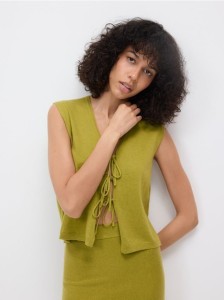 Dzianinowa kamizelka z wiązaniami - oliwkowy