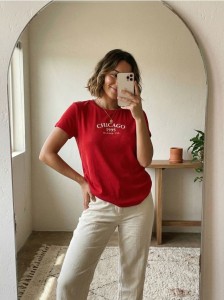 Prążkowana koszulka z napisem - czerwony