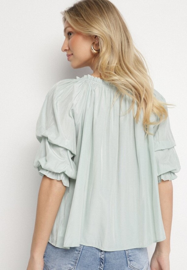 Niebieska Bluzka z Wiskozą Dekoltem w Łódkę i Falbanami Fenalora