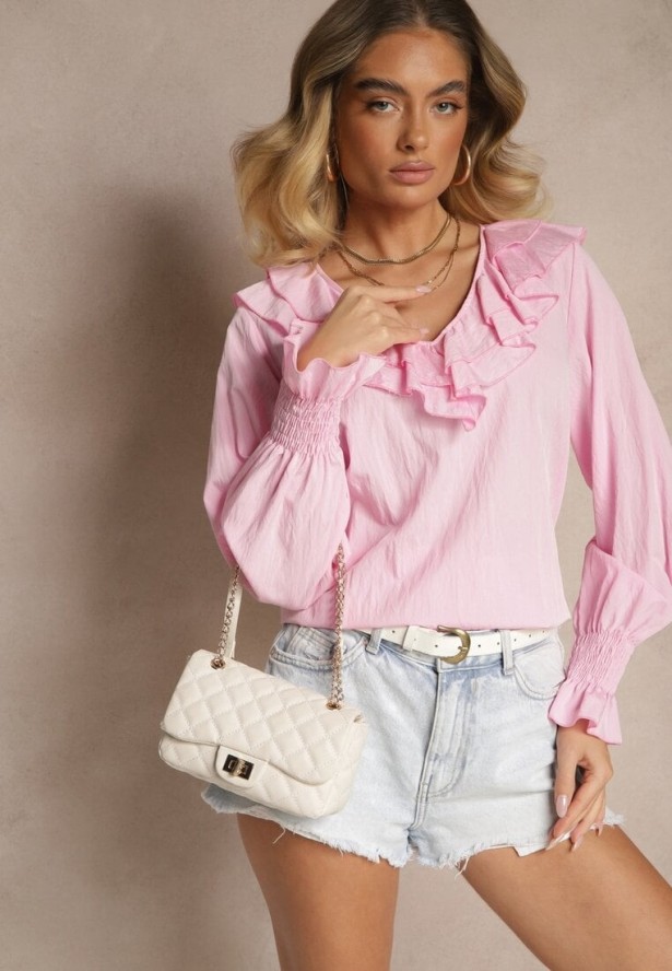 Różowa Rustykalna Bluzka z Wiskozą z Dekoltem w Serek i Falbankami Lislimi