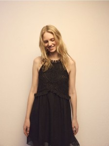 Sukienka mini ze zdobieniem - czarny