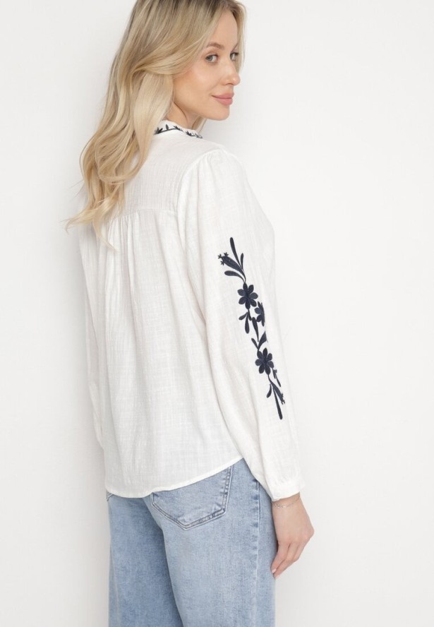 Biało-Niebieska Bawełniana Koszula Bez Kołnierzyka Zdobiona Haftem Gonavia