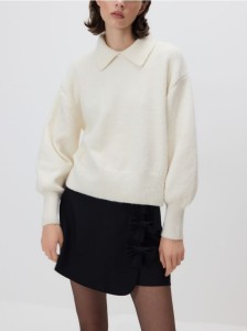 Sweter z kołnierzykiem - kremowy