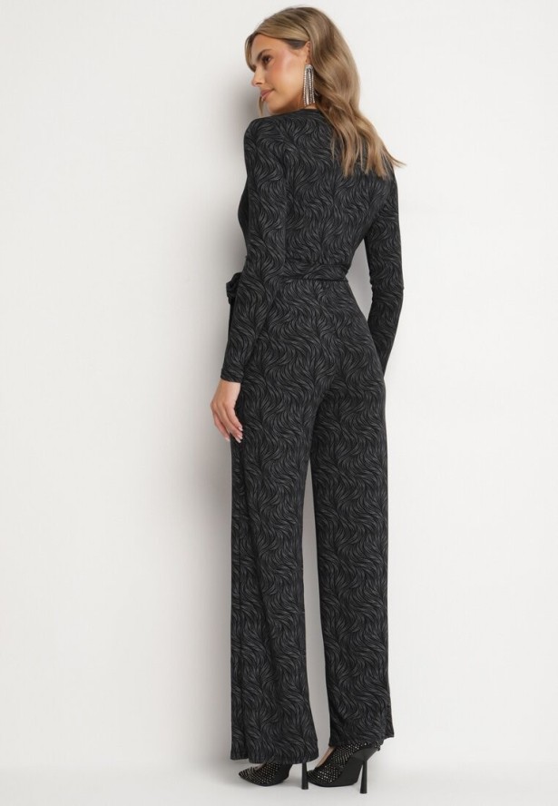 Czarny Kombinezon z Wiskozą o Kopertowym Kroju z Paskiem Zdobiony Metaliczną Nicią Loradi