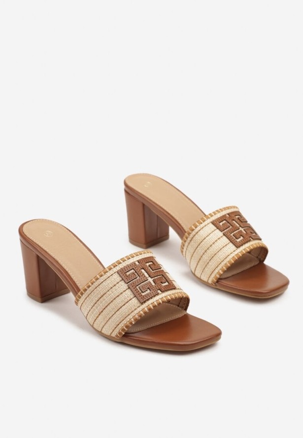 Brązowe Klapki na Obcasie z Ozdobną Naszywką Mevoriane