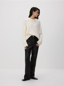 Sweter z warkoczowym splotem - złamana biel