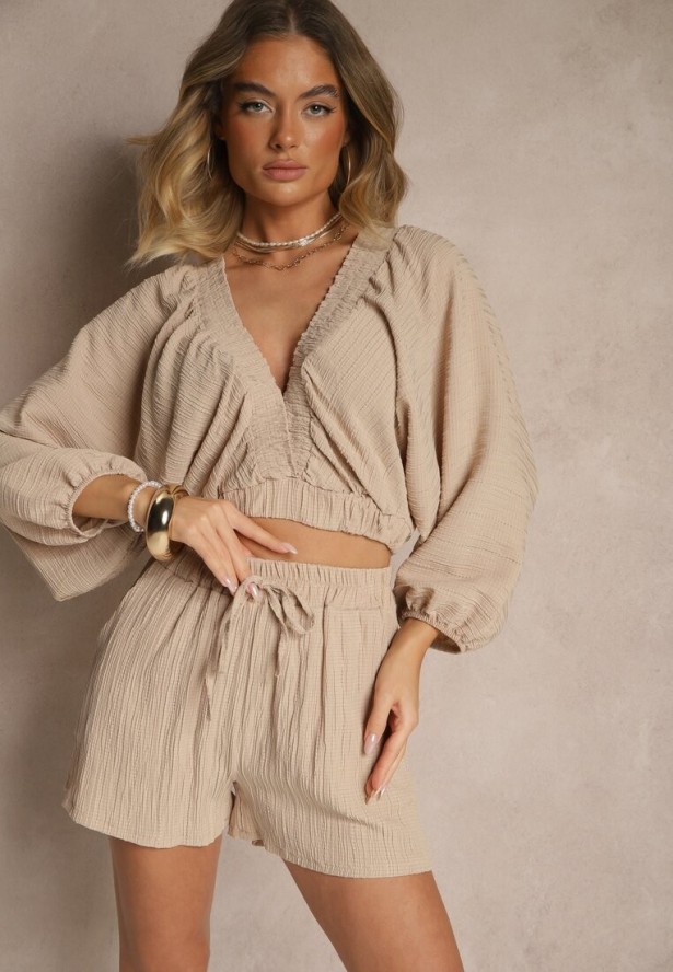 Beżowy 2-Częściowy Komplet Bluzka z Głębokim Dekoltem Szorty z Gumką w Talii Gemvia