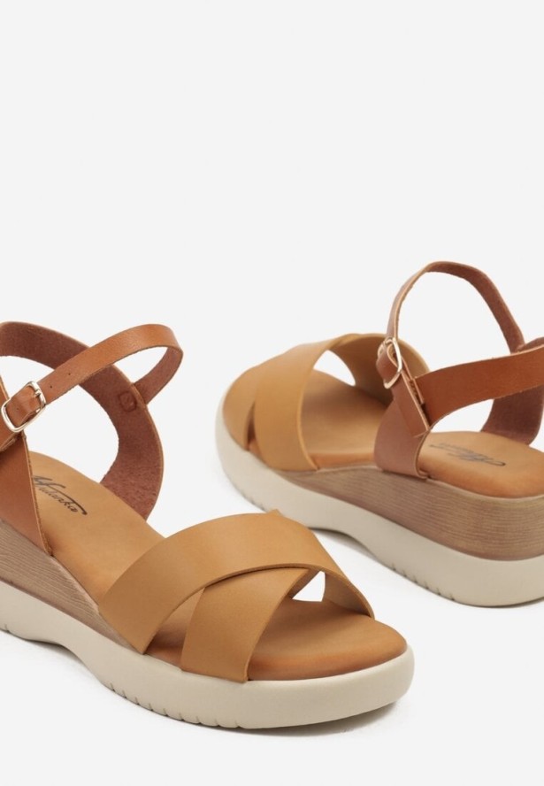 Beżowe Sandały na Koturnie z Krzyżującymi się Paskami Pollilsa