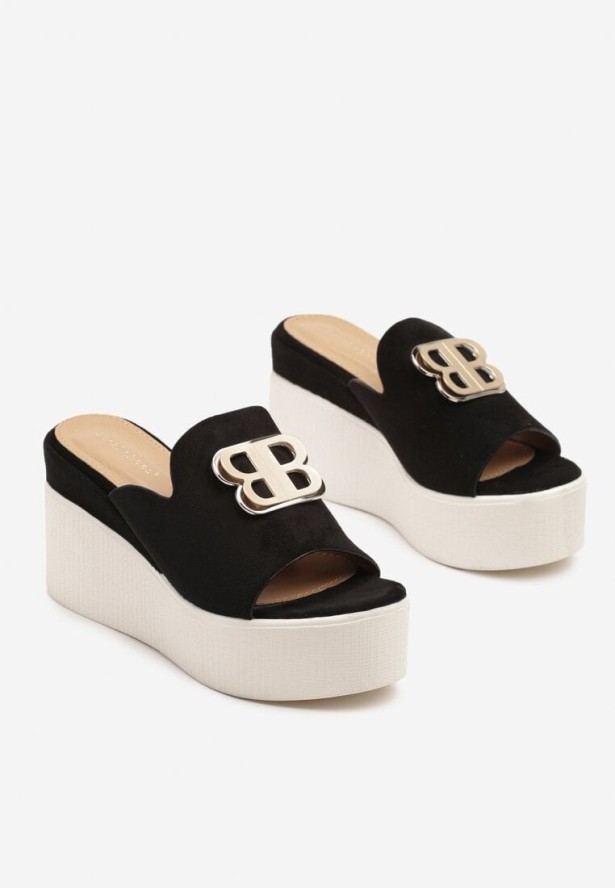 Czarne Klapki na Koturnie z Metaliczną Ozdobą Aralissea