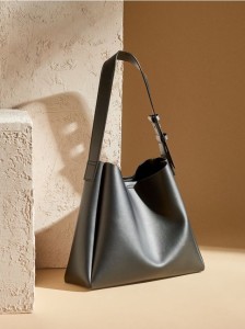 Torebka na ramię z imitacji skóry - czarny