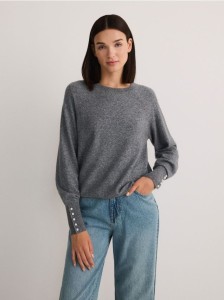 Sweter z ozdobnymi perełkami - szary