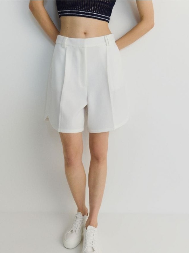 Szorty z zakładkami - biały